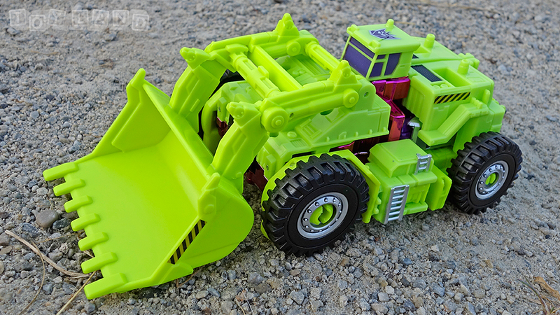 Illustration for article titled The Colossal New Transformers Devastator Is Better than the Original